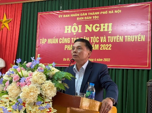 Đồng chí Nguyễn Phúc Hải, Phó Trưởng Ban Dân tộc Thành phố truyền đạt  với Hội nghị những nội dung về công tác dân tộc và chính sách dân tộc của Thủ đô Hà Nội được tổ chức tại Suối Hai, huyện Ba Vì